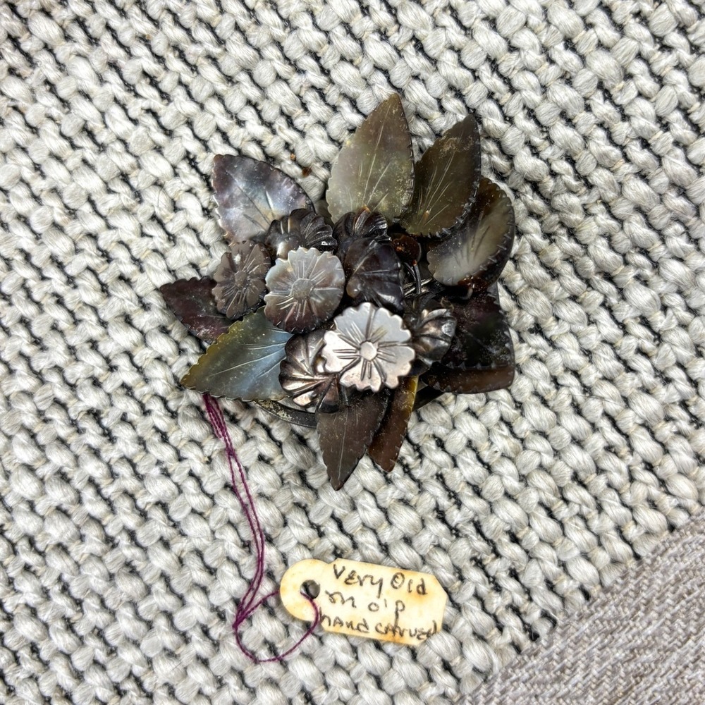 Vintage 1930s Hand Carved Mother of Pearl Floral Brooch Shell Flower Bouquet Pin - Picture 2 of 5